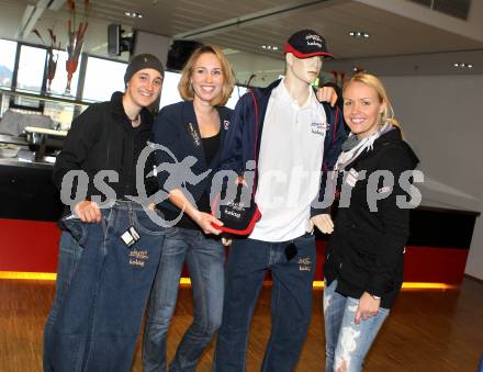 Kaernten Sport. Package Uebergabe. Lara Vadlau (Segeln), Stephanie Wiedner (Radsport), Jasmin Ouschan (Billard). Klagenfurt, 22.11.2010.
Foto: Kuess
---
pressefotos, pressefotografie, kuess, qs, qspictures, sport, bild, bilder, bilddatenbank