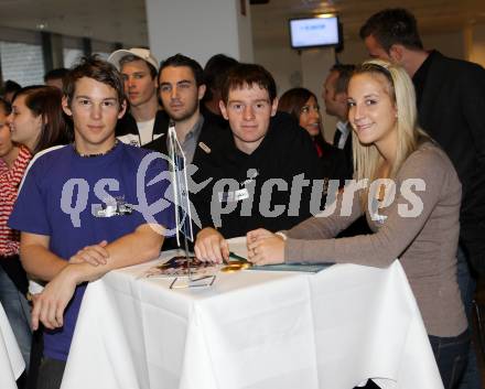 Kaernten Sport. Package Uebergabe. Sportlermeeting. Max Widnig (Snowboard), Patrick Ofner (Tennis), Denise Scheiflinger (Tennis).Klagenfurt, 22.11.2010.
Foto: Kuess
---
pressefotos, pressefotografie, kuess, qs, qspictures, sport, bild, bilder, bilddatenbank