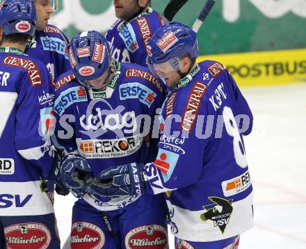 EBEL. Eishockey Bundesliga. EC Pasut VSV gegen HDD TILIA Olimpija Ljubljana. Roland Kaspitz uebergibt Christof Martinz den Puck fuer sein 1. Bundesligator. Villach, am 26.11.2010.
Foto: Kuess 


---
pressefotos, pressefotografie, kuess, qs, qspictures, sport, bild, bilder, bilddatenbank