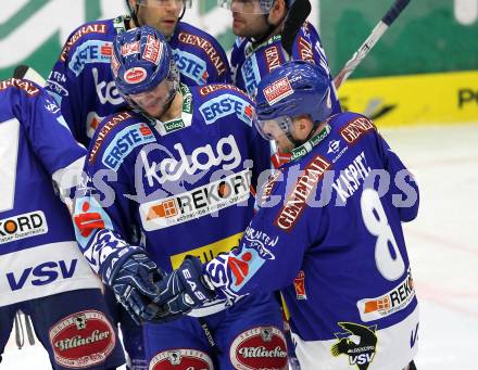 EBEL. Eishockey Bundesliga. EC Pasut VSV gegen HDD TILIA Olimpija Ljubljana.  Roland Kaspitz uebergibt Christof Martinz den Puck fuer sein 1. Bundesligator. Villach, am 26.11.2010.
Foto: Kuess 


---
pressefotos, pressefotografie, kuess, qs, qspictures, sport, bild, bilder, bilddatenbank