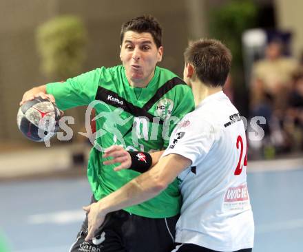 Handball Bundesliga. HC Kaernten gegen SC Ferlach. Markus Goeschl (HCK),  Daniel Plesej (Ferlach). Klagenfurt, 27.11.2010.
Foto: Kuess
---
pressefotos, pressefotografie, kuess, qs, qspictures, sport, bild, bilder, bilddatenbank