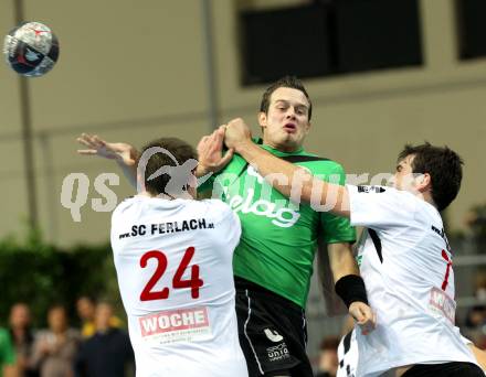 Handball Bundesliga. HC Kaernten gegen SC Ferlach. Patrick Jochum,  (HCK), Daniel Plesej, Wolfgang Fuerstler (Ferlach). Klagenfurt, 27.11.2010.
Foto: Kuess
---
pressefotos, pressefotografie, kuess, qs, qspictures, sport, bild, bilder, bilddatenbank