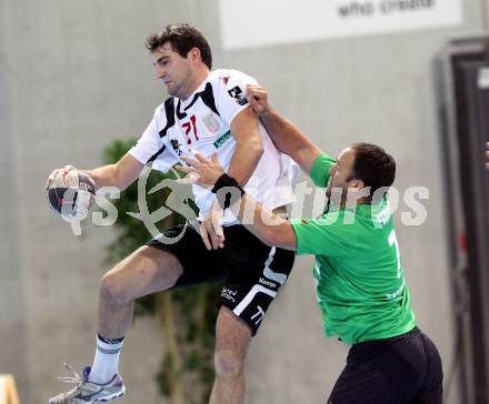 Handball Bundesliga. HC Kaernten gegen SC Ferlach. Gregor Radovic,  (HCK), Wolfgang Fuerstler (Ferlach). Klagenfurt, 27.11.2010.
Foto: Kuess
---
pressefotos, pressefotografie, kuess, qs, qspictures, sport, bild, bilder, bilddatenbank