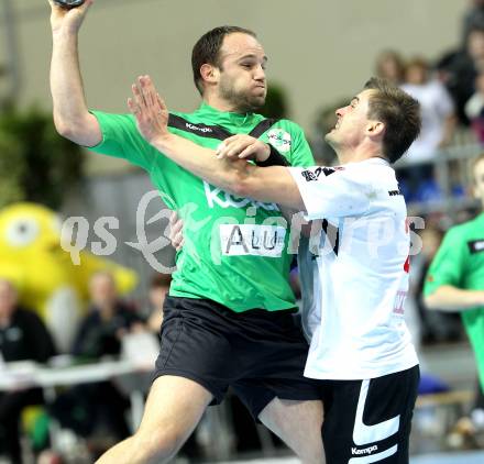 Handball Bundesliga. HC Kaernten gegen SC Ferlach. Gregor Radovic,  (HCK), Daniel Plesej (Ferlach). Klagenfurt, 27.11.2010.
Foto: Kuess
---
pressefotos, pressefotografie, kuess, qs, qspictures, sport, bild, bilder, bilddatenbank