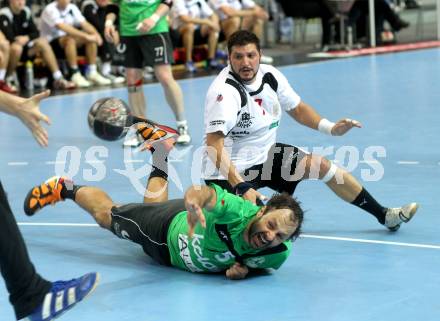 Handball Bundesliga. HC Kaernten gegen SC Ferlach. Branko Bedekovic, (HCK), Christian Koschu  (Ferlach). Klagenfurt, 27.11.2010.
Foto: Kuess
---
pressefotos, pressefotografie, kuess, qs, qspictures, sport, bild, bilder, bilddatenbank