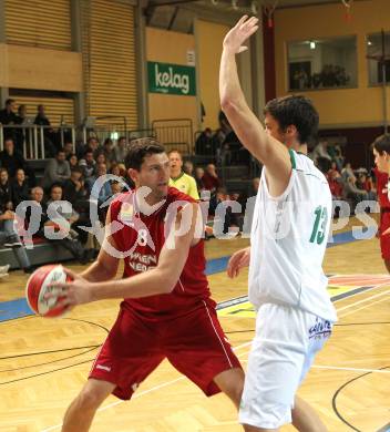 Basketball Bundesliga. Woerthersee Piraten gegen BC Vienna.  Erik Rhinehart (Piraten), Russell Hicks (Vienna). 
Klagenfurt, 21.11.2010.
Foto:  Kuess

---
pressefotos, pressefotografie, kuess, qs, qspictures, sport, bild, bilder, bilddatenbank