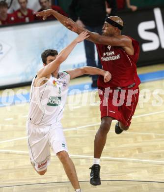 Basketball Bundesliga. Woerthersee Piraten gegen BC Vienna. Martin Breithuber (Piraten), Marcus Carr (Vienna). 
Klagenfurt, 21.11.2010.
Foto:  Kuess

---
pressefotos, pressefotografie, kuess, qs, qspictures, sport, bild, bilder, bilddatenbank