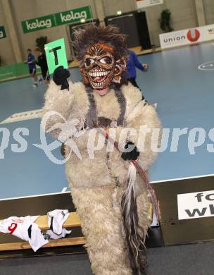 Handball Bundesliga. HC Kaernten gegen SC Ferlach. Krampus mit Timeout Tafel. Klagenfurt, 27.11.2010.
Foto: Kuess
---
pressefotos, pressefotografie, kuess, qs, qspictures, sport, bild, bilder, bilddatenbank