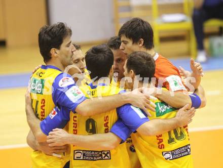 Volleyball. Challenge Cup. Aich/Dob gegen Mladost Marina Kastela. Jubel  (Aich/Dob). Prevalje, 25.11.2010.
Foto: Kuess
---
pressefotos, pressefotografie, kuess, qs, qspictures, sport, bild, bilder, bilddatenbank