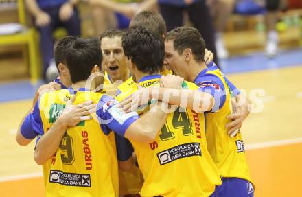 Volleyball. Challenge Cup. Aich/Dob gegen Mladost Marina Kastela. Jubel (Aich/Dob). Prevalje, 25.11.2010.
Foto: Kuess
---
pressefotos, pressefotografie, kuess, qs, qspictures, sport, bild, bilder, bilddatenbank