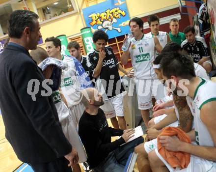 Basketball Bundesliga. Woerthersee Piraten gegen BC Vienna.  Timeout. Trainer Joachim Buggelsheim (Piraten). 
Klagenfurt, 21.11.2010.
Foto:  Kuess

---
pressefotos, pressefotografie, kuess, qs, qspictures, sport, bild, bilder, bilddatenbank