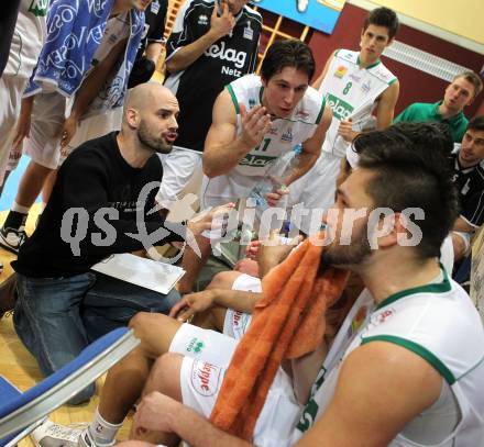 Basketball Bundesliga. Woerthersee Piraten gegen BC Vienna. Trainer Joachim Buggelsheim, Andreas Kuttnig (Piraten). 
Klagenfurt, 21.11.2010.
Foto:  Kuess

---
pressefotos, pressefotografie, kuess, qs, qspictures, sport, bild, bilder, bilddatenbank