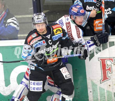 EBEL. Eishockey Bundesliga. EC Pasut VSV gegen EHC LIWEST Linz.  Michael Raffl, (VSV), Philipp Lukas (Linz). Villach, am 3.12.2010.
Foto: Kuess 


---
pressefotos, pressefotografie, kuess, qs, qspictures, sport, bild, bilder, bilddatenbank