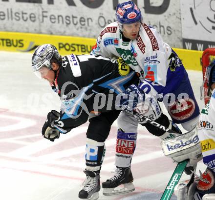 EBEL. Eishockey Bundesliga. EC Pasut VSV gegen EHC LIWEST Linz.  Derek Damon, (VSV), Rober Shearer (Linz). Villach, am 3.12.2010.
Foto: Kuess 


---
pressefotos, pressefotografie, kuess, qs, qspictures, sport, bild, bilder, bilddatenbank