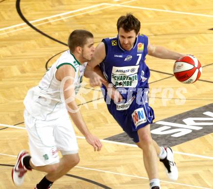 Basketball Bundesliga. Woerthersee Piraten gegen Allianz Swans Gmunden.  Gunther Zajic,  (Piraten),  Thomas Stelzer (Gmunden). Klagenfurt, 4.12.2010.
Foto:  Kuess

---
pressefotos, pressefotografie, kuess, qs, qspictures, sport, bild, bilder, bilddatenbank