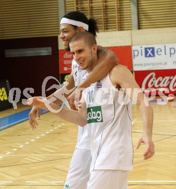 Basketball Bundesliga. Woerthersee Piraten gegen BC Vienna.  Gunther Zajic, Thomas Kennedy (Piraten). 
Klagenfurt, 21.11.2010.
Foto:  Kuess

---
pressefotos, pressefotografie, kuess, qs, qspictures, sport, bild, bilder, bilddatenbank