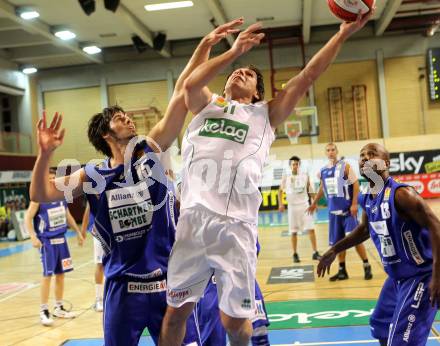 Basketball Bundesliga. Woerthersee Piraten gegen Allianz Swans Gmunden. Andreas Kuttnig, (Piraten),  Dan Oppland  (Gmunden). Klagenfurt, 4.12.2010.
Foto:  Kuess

---
pressefotos, pressefotografie, kuess, qs, qspictures, sport, bild, bilder, bilddatenbank