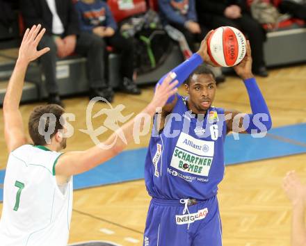 Basketball Bundesliga. Woerthersee Piraten gegen Allianz Swans Gmunden.  Bernhard Weber, (Piraten),  Anthony Slack  (Gmunden). Klagenfurt, 4.12.2010.
Foto:  Kuess

---
pressefotos, pressefotografie, kuess, qs, qspictures, sport, bild, bilder, bilddatenbank