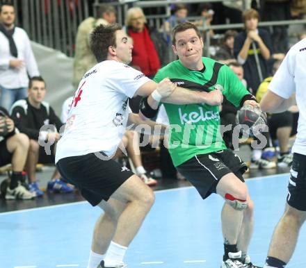 Handball Bundesliga. HC Kaernten gegen SC Ferlach. Florian Pontasch-Mueller (HCK), Daniel Plesej (Ferlach). Klagenfurt, 27.11.2010.
Foto: Kuess
---
pressefotos, pressefotografie, kuess, qs, qspictures, sport, bild, bilder, bilddatenbank