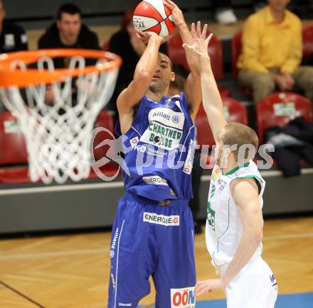 Basketball Bundesliga. Woerthersee Piraten gegen Allianz Swans Gmunden.  Gunther Zajic, (Piraten),  Ian Boylan (Gmunden). Klagenfurt, 4.12.2010.
Foto:  Kuess

---
pressefotos, pressefotografie, kuess, qs, qspictures, sport, bild, bilder, bilddatenbank