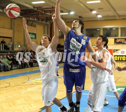 Basketball Bundesliga. Woerthersee Piraten gegen Allianz Swans Gmunden.  Marco Breithuber, Erik Rhinehart, (Piraten),  Dan Oppland (Gmunden). Klagenfurt, 4.12.2010.
Foto:  Kuess

---
pressefotos, pressefotografie, kuess, qs, qspictures, sport, bild, bilder, bilddatenbank