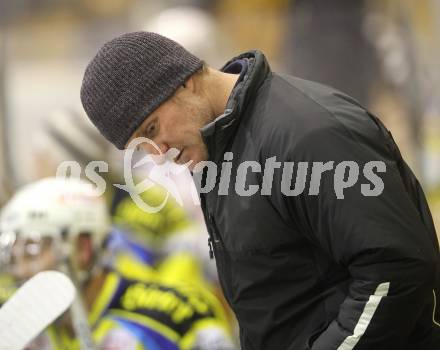 Eishockey. CHL. Carinthian Hokey League. Tarco Woelfe gegen 1. EHC Althofen. Trainer Peter Rozmann (Althofen). Klagenfurt, am 4.12.2010.
Foto: Kuess
---
pressefotos, pressefotografie, kuess, qs, qspictures, sport, bild, bilder, bilddatenbank