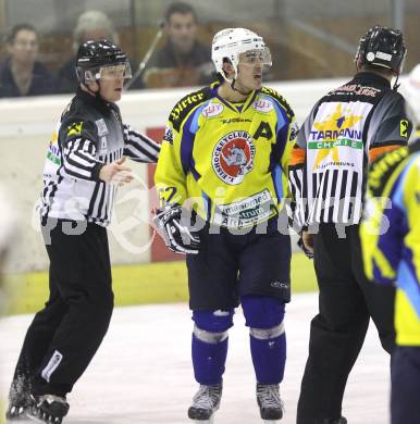 Eishockey. CHL. Carinthian Hokey League. Tarco Woelfe gegen 1. EHC Althofen. Nicolas Reisinger (Althofen), Schiedsrichter. Klagenfurt, am 4.12.2010.
Foto: Kuess
---
pressefotos, pressefotografie, kuess, qs, qspictures, sport, bild, bilder, bilddatenbank