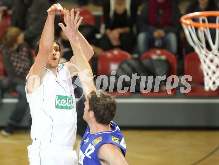 Basketball Bundesliga. Woerthersee Piraten gegen Allianz Swans Gmunden.  Erik Rhinehart  (Piraten),  Matthias Mayer (Gmunden). Klagenfurt, 4.12.2010.
Foto:  Kuess

---
pressefotos, pressefotografie, kuess, qs, qspictures, sport, bild, bilder, bilddatenbank