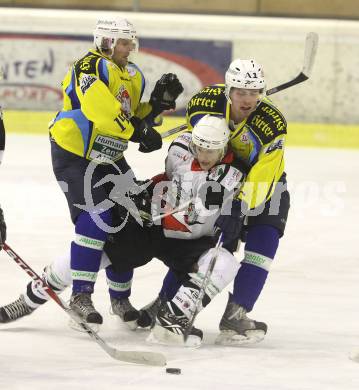 Eishockey. CHL. Carinthian Hokey League. Tarco Woelfe gegen 1. EHC Althofen. Heiko Ofner (Tarco), Andreas Muschlin, Gerald Lungkofler (Althofen). Klagenfurt, am 4.12.2010.
Foto: Kuess
---
pressefotos, pressefotografie, kuess, qs, qspictures, sport, bild, bilder, bilddatenbank