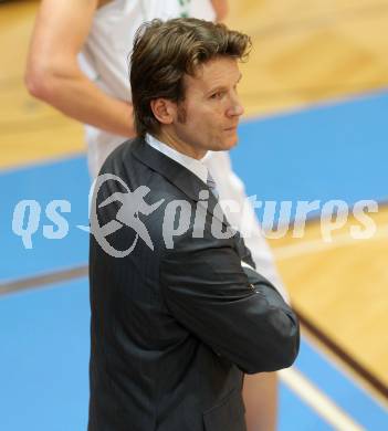 Basketball Bundesliga. Woerthersee Piraten gegen Allianz Swans Gmunden.  Trainer Mathias Fischer (Gmunden). Klagenfurt, 4.12.2010.
Foto:  Kuess

---
pressefotos, pressefotografie, kuess, qs, qspictures, sport, bild, bilder, bilddatenbank