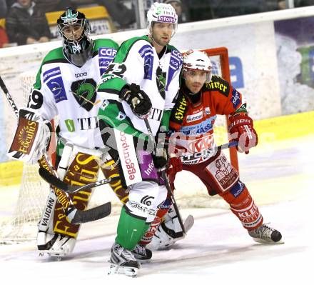 EBEL. Eishockey Bundesliga. KAC gegen HDD TILIA Olimpija Ljubljana. Dieter Kalt, (KAC), Matija Pintaric, Kevin Kantee (Laibach). Klagenfurt, am 5.12.2010.
Foto: Kuess 

---
pressefotos, pressefotografie, kuess, qs, qspictures, sport, bild, bilder, bilddatenbank