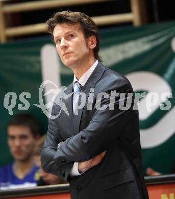 Basketball Bundesliga. Woerthersee Piraten gegen Allianz Swans Gmunden.  Trainer Mathias Fischer (Gmunden). Klagenfurt, 4.12.2010.
Foto:  Kuess

---
pressefotos, pressefotografie, kuess, qs, qspictures, sport, bild, bilder, bilddatenbank