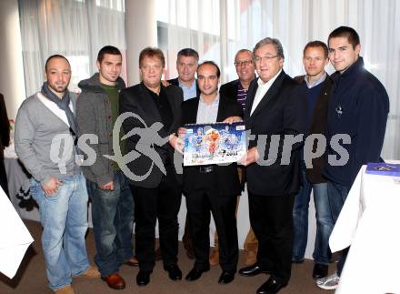 Eishockey. VSV. Kalenderpraesentation. Unterluggauer Gerhard, Petrik Niki, Gilbert Isepp, Giuseppe Mion, Bgm. Helmut Manzenreiter, Stroemwall Johan, Ferland Jonathan, . Villach, 7.12.2010.
Foto: Kuess
---
pressefotos, pressefotografie, kuess, qs, qspictures, sport, bild, bilder, bilddatenbank