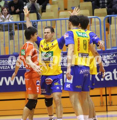 Volleyball. Challenge Cup. Aich/Dob gegen Mladost Marina Kastela. Jubel (Aich/Dob). Prevalje, 25.11.2010.
Foto: Kuess
---
pressefotos, pressefotografie, kuess, qs, qspictures, sport, bild, bilder, bilddatenbank