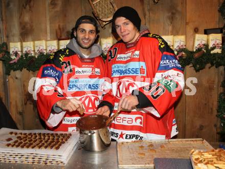 EBEL. Eishockey Bundesliga. Autogrammstunde KAC am Christkindlmarkt in der Baeckerei Legat. Andy Chiodo und  Rene Swette beim Keks backen. Klagenfurt, am 8.12.2010.
Foto: Kuess
---
pressefotos, pressefotografie, kuess, qs, qspictures, sport, bild, bilder, bilddatenbank