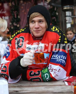 EBEL. Eishockey Bundesliga. Autogrammstunde KAC am Christkindlmarkt in der Baeckerei Legat. Rene Swette.. Klagenfurt, am 8.12.2010.
Foto: Kuess
---
pressefotos, pressefotografie, kuess, qs, qspictures, sport, bild, bilder, bilddatenbank