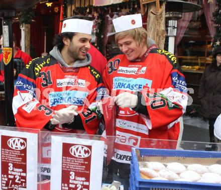 EBEL. Eishockey Bundesliga. Autogrammstunde KAC am Christkindlmarkt in der Baeckerei Legat. Andy Chiodo und  Rene Swette beim Verkauf von Krapfen. Klagenfurt, am 8.12.2010.
Foto: Kuess
---
pressefotos, pressefotografie, kuess, qs, qspictures, sport, bild, bilder, bilddatenbank