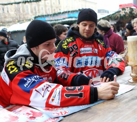 EBEL. Eishockey Bundesliga. Autogrammstunde KAC am Christkindlmarkt in der Baeckerei Legat. Stefan Geier, Christoph Brandner. Klagenfurt, am 8.12.2010.
Foto: Kuess
---
pressefotos, pressefotografie, kuess, qs, qspictures, sport, bild, bilder, bilddatenbank