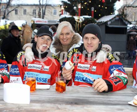 EBEL. Eishockey Bundesliga. Autogrammstunde KAC am Christkindlmarkt in der Baeckerei Legat. Tyler Scofield, Sabine Legat, Manuel Geier. Klagenfurt, am 8.12.2010.
Foto: Kuess
---
pressefotos, pressefotografie, kuess, qs, qspictures, sport, bild, bilder, bilddatenbank