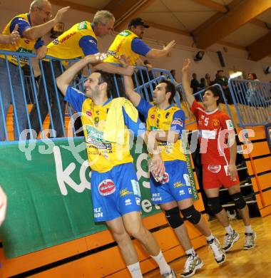 Volleyball. Challenge Cup. Aich/Dob gegen Mladost Marina Kastela. Jubel Peter Divis, Andrej Grut, Jure Ivartnik (Aich/Dob), Fans. Prevalje, 25.11.2010.
Foto: Kuess
---
pressefotos, pressefotografie, kuess, qs, qspictures, sport, bild, bilder, bilddatenbank