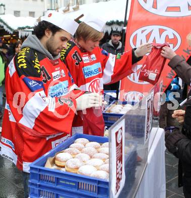 EBEL. Eishockey Bundesliga. Autogrammstunde KAC am Christkindlmarkt in der Baeckerei Legat. Andy Chiodo und  Rene Swette beim Verkauf von Krapfen. Klagenfurt, am 8.12.2010.
Foto: Kuess
---
pressefotos, pressefotografie, kuess, qs, qspictures, sport, bild, bilder, bilddatenbank