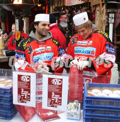 EBEL. Eishockey Bundesliga. Autogrammstunde KAC am Christkindlmarkt in der Baeckerei Legat. Andy Chiodo und  Rene Swette beim Verkauf von Krapfen. Klagenfurt, am 8.12.2010.
Foto: Kuess
---
pressefotos, pressefotografie, kuess, qs, qspictures, sport, bild, bilder, bilddatenbank