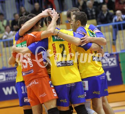 Volleyball. Challenge Cup. Aich/Dob gegen Mladost Marina Kastela. Jubel (Aich/Dob). Prevalje, 25.11.2010.
Foto: Kuess
---
pressefotos, pressefotografie, kuess, qs, qspictures, sport, bild, bilder, bilddatenbank