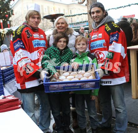 EBEL. Eishockey Bundesliga. Autogrammstunde KAC am Christkindlmarkt in der Baeckerei Legat. Andy Chiodo, Sabine Legat, Rene Swette beim Verkauf von Krapfen mit Fans. Klagenfurt, am 8.12.2010.
Foto: Kuess
---
pressefotos, pressefotografie, kuess, qs, qspictures, sport, bild, bilder, bilddatenbank