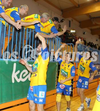 Volleyball. Challenge Cup. Aich/Dob gegen Mladost Marina Kastela. Gerald Reiser, Jure Kasnik, Petasr Kirchev (Aich/Dob), Fans. Prevalje, 25.11.2010.
Foto: Kuess
---
pressefotos, pressefotografie, kuess, qs, qspictures, sport, bild, bilder, bilddatenbank