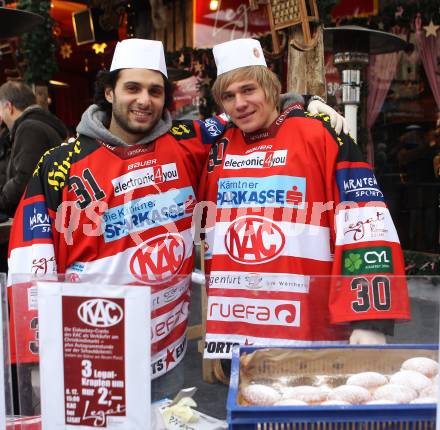 EBEL. Eishockey Bundesliga. Autogrammstunde KAC am Christkindlmarkt in der Baeckerei Legat. Andy Chiodo und  Rene Swette beim Verkauf von Krapfen. Klagenfurt, am 8.12.2010.
Foto: Kuess
---
pressefotos, pressefotografie, kuess, qs, qspictures, sport, bild, bilder, bilddatenbank