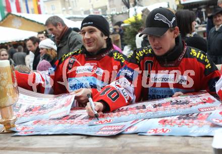 EBEL. Eishockey Bundesliga. Autogrammstunde KAC am Christkindlmarkt in der Baeckerei Legat. Tyler Spurgeon, Tyler Scofield. Klagenfurt, am 8.12.2010.
Foto: Kuess
---
pressefotos, pressefotografie, kuess, qs, qspictures, sport, bild, bilder, bilddatenbank