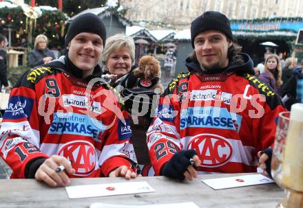 EBEL. Eishockey Bundesliga. Autogrammstunde KAC am Christkindlmarkt in der Baeckerei Legat. Stefan Geier, Christoph Brandner, Fan, Hund mit KAC Schal. Klagenfurt, am 8.12.2010.
Foto: Kuess
---
pressefotos, pressefotografie, kuess, qs, qspictures, sport, bild, bilder, bilddatenbank