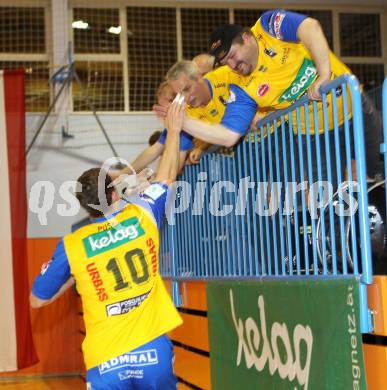 Volleyball. Challenge Cup. Aich/Dob gegen Mladost Marina Kastela. Jubel Nejc Pusnik, Fans (Aich/Dob). Prevalje, 25.11.2010.
Foto: Kuess
---
pressefotos, pressefotografie, kuess, qs, qspictures, sport, bild, bilder, bilddatenbank