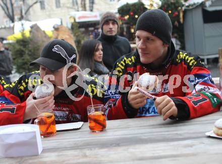 EBEL. Eishockey Bundesliga. Autogrammstunde KAC am Christkindlmarkt in der Baeckerei Legat. Tyler Scofield, Manuel Geier. Klagenfurt, am 8.12.2010.
Foto: Kuess
---
pressefotos, pressefotografie, kuess, qs, qspictures, sport, bild, bilder, bilddatenbank